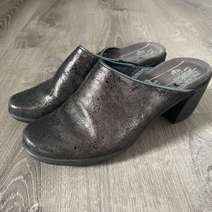 Metallic Slip On Clogs